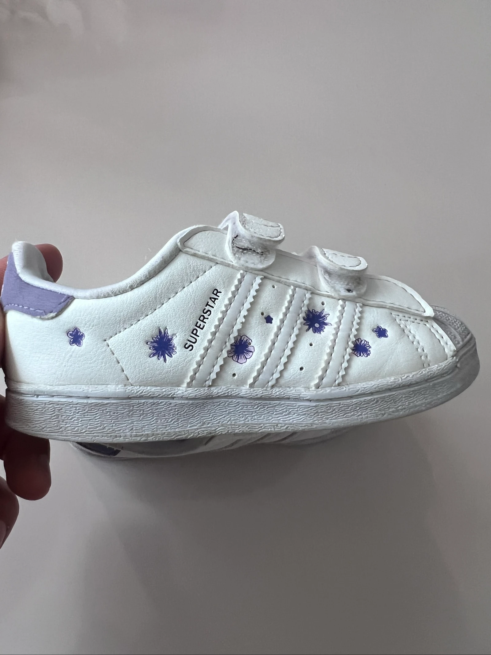 Baskets Adidas Superstar CF I à scratchs motif fleurs violettes - Taille 26